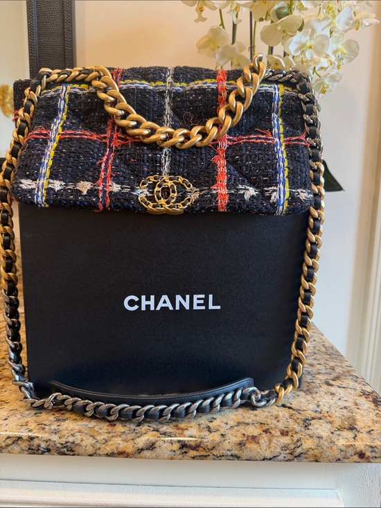 CHANEL Handbags - CHANEL Black Tweed Shoulder Bag with Multicolor Plaid and Gold Chain